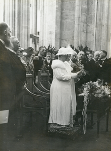 109620 Afbeelding van koningin Wilhelmina die zojuist de ere-medaille van de universiteit met bijbehorende bul ...